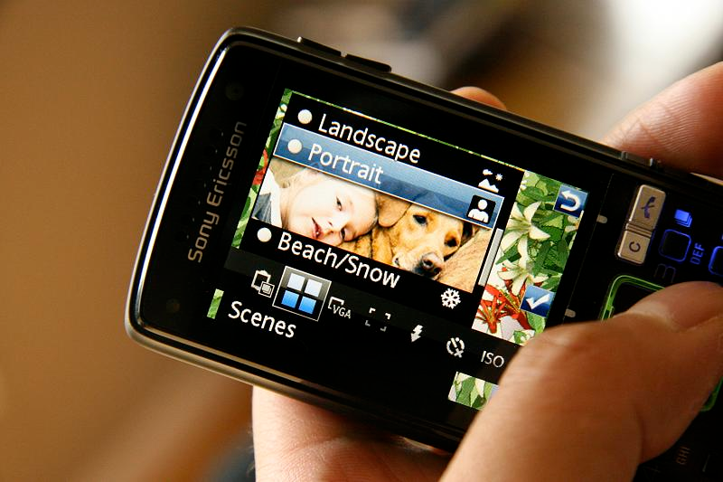 Illustration for article titled Lightning Review: Sony Ericsson K850i CyberShot Phone (Verdict: Almost Usable, But Not Quite)